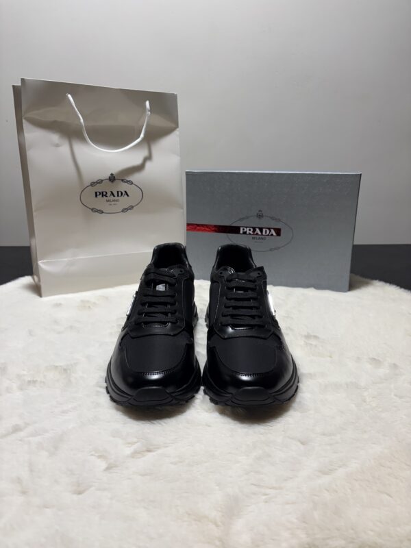 PRADA RUNNERS ZWART